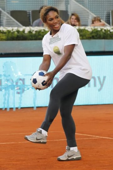 La tenista Serena Williams, con un balón de baloncesto, durante los partidos benéficos del 'Charity Day', previo al Mutua Madrid Open de Tenis 2014.