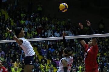 La Selección Colombia de Voleibol Femenino venció en sets corridos a Perú en el Coliseo El Salitre y definirá el cupo a los Juegos Olímpicos Tokio 2020 frente a Argentina.