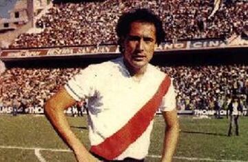 Uno de los mejores jugadores de la historia de River Plate. Jugó entre 1970 y 1981 un total de 466 partidos.