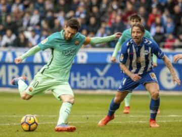 Alexis Ruano observa como golpea el balón Messi.