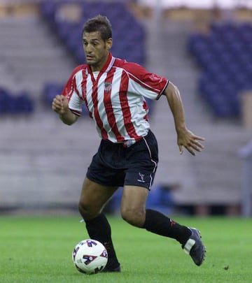 En el Athletic, Urzaiz encontr車 su sitio. Milit車 en el conjunto vasco durante 11 temporadas, disputando 419 encuentros y anotando 128 goles.