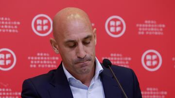 LAS ROZAS (MADRID), 22/05/2023.- El presidente de la Federaci¨®n Espa?ola de F¨²tbol, Luis Rubiales durante una rueda de prensa tras el acto institucional de recepci¨®n del trofeo del Mundial femenino 2023, que se disputar¨¢ en Australia y Nueva Zelanda entre el 20 de julio y el 20 de agosto, este lunes en la Ciudad del F¨²tbol de Las Rozas (Madrid). EFE/JJ Guill¨¦n
