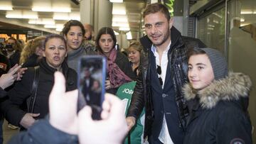 El Betis ya durmió ayer en Madrid. Joaquín, el más aclamado, repartió arte, firmas y fotos.