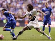 MEX8148. PUEBLA (MÉXICO), 08/11/2025.- Carlos Rodríguez (i) de Cruz Azul disputa un balón con Adalberto Carrasquilla de Pumas este sábado, durante un partido de la Liga MX entre Cruz Azul y Pumas en el estadio Cuauhtémoc, en Puebla (México). EFE/Hilda Ríos