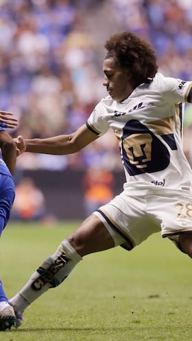 MEX8148. PUEBLA (MÉXICO), 08/11/2025.- Carlos Rodríguez (i) de Cruz Azul disputa un balón con Adalberto Carrasquilla de Pumas este sábado, durante un partido de la Liga MX entre Cruz Azul y Pumas en el estadio Cuauhtémoc, en Puebla (México). EFE/Hilda Ríos