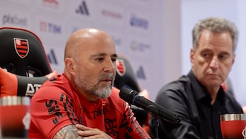 AME2045. RÍO DE JANEIRO (BRASIL), 17/04/2023.- El argentino Jorge Sampaoli, nuevo entrenador de Flamengo, habla hoy junto al presidente del club, Rodolfo Landim (d), durante la rueda de prensa de su presentación en Río de Janeiro (Brasil). Sampaoli afirmó este lunes en su presentación que el equipo brasileño era su primera opción, por encima de otras ofertas de clubes europeos o de otros países. "Para mí, era el plan A de elección, más allá de cualquier propuesta en Europa", dijo Sampaoli en su primera rueda de prensa como técnico del actual campeón de la Copa Libertadores. EFE/ Antonio Lacerda
