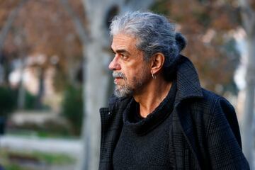 El director de cine Fernando León de Aranoa llega al Tanatorio de San Isidro.