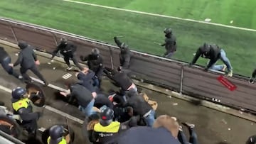 Qué bochorno: la policía, a porrazos contra los ultras tras atacar una línea policial
