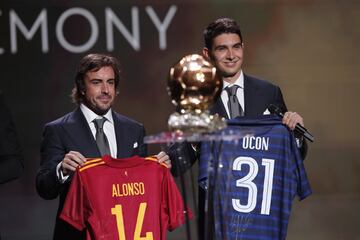 Fernando Alonso y Esteban Ocon, pilotos de Fórmula 1, en la ceremonia de entrega de los premios Balon de Oro 2021.