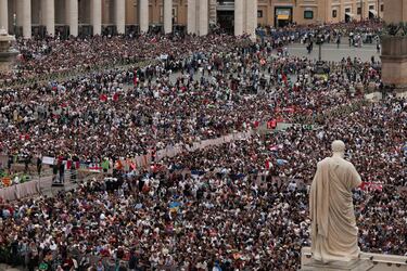 Los fieles se reúnen para asistir a una oración de Regina Caeli, dirigida por el Papa León XIV desde el balcón central (Loggia delle Benedizioni) de la Basílica de San Pedro, en el Vaticano.