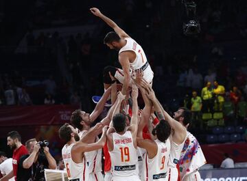 Celebración de la selección española con Juan Carlos Navarro manteado. 