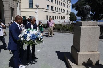 Mauro Silva y Bebeto llevando la ofrenda floral para Arsenio Iglesias.