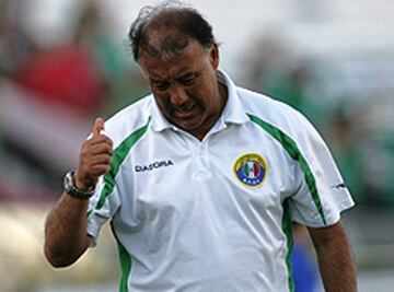 Fue el técnico de las grandes campañas de Audax Italiano en 2006 y 2007, pero no dirige un club desde Unión La Calera 2012.