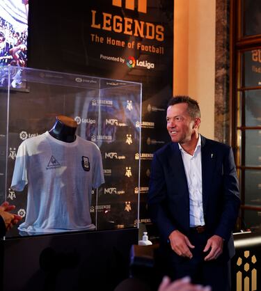 Lothar Matthäus donó uno de los objetos más codiciados de Maradona. Se trata de la camiseta con la que el astro argentino jugó la primera parte de la final del Mundial 86. La zamarra de Maradona se expondrá en el museo ‘La casa del fútbol’, que están preparando Legends y LaLiga en Madrid y, posteriormente, viajará a Argentina.
