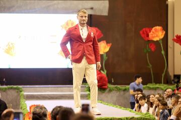 El piragüista Marcus Cooper, que será abanderado, con la ropa que lucirá España en el desfile.