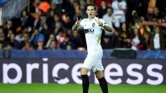 Santi Mina celebra un gol con el Valencia.