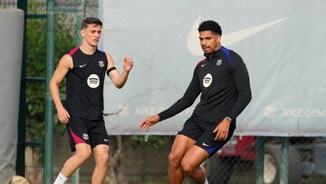 El defensa uruguayo del FC Barcelona, Ronald Araujo (d) y el centrocampista del FC Barcelona, Gavi (i) durante el entrenamiento que realiza este lunes la plantilla barcelonista en la Ciudad Deportiva Joan Gamper.