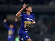 MEX643. CIUDAD DE MÉXICO (MÉXICO), 21/04/2026.- Robert Morales de Pumas celebra un gol este martes, en un partido de la Liga MX entre Pumas y Juárez en el estadio Olímpico Universitario en Ciudad de México (México). EFE/ Isaac Esquivel