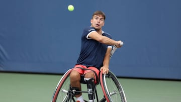 NEW YORK, NEW YORK - SEPTEMBER 07: Martin De La Puente of Spain returns a shot against Gordon Reid of Great Britain during their Men’s Wheelchair Singles First Round match on Day Ten of the 2022 US Open at USTA Billie Jean King National Tennis Center on September 07, 2022 in the Flushing neighborhood of the Queens borough of New York City. (Photo by Matthew Stockman/Getty Images)