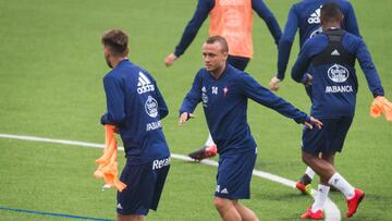 Stanislav Lobotka se ejercita junto a Brais M&eacute;ndez en las instalaciones deportivas de A Madroa.