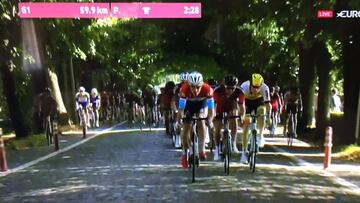 El pelotón rueda por un tramo de adoquines con bolardos sin señalizar durante la tercera etapa del Eneco Tour.