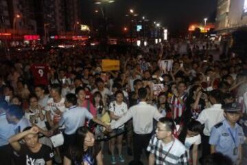 El equipo fue recibido por numerosos aficionados.