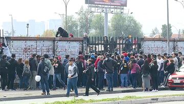 Así son las largas filas en Macul para conseguir una entrada