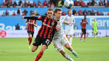 Florian Wirtz pelea un bal&oacute;n con Joshua Kimmich. 