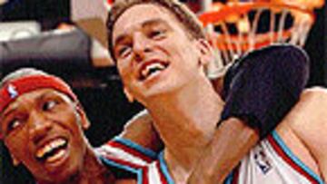 <b>AL FIN, SONRISAS</b>. Stromile Swift y Gasol festejan la victoria.