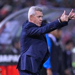 Javier Aguirre llena los huecos