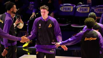 Los Angeles (United States), 22/11/2024.- Los Angeles Lakers' Dalton Knecht takes the court during the first half of the NBA basketball against the Orlando Magic in Los Angeles, California, USA, 21 November 2024. (Baloncesto) EFE/EPA/ALLISON DINNER SHUTTERSTOCK OUT