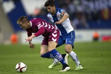 El defensa del RCD Espanyol Javi López (d) pelea un balón con Raúl Gracía, del Alavés, durante el partido de vuelta de dieciseisavos de final de la Copa del Rey de fútbol que se disputa esta noche en el estadio Cornellá-El Prat, en Barcelona. 