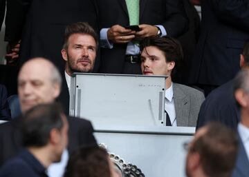 David Beckham y su hijo Cruz Beckham en la grada del Bernabéu.