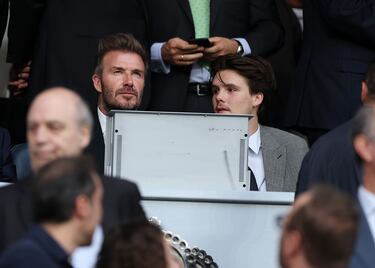 David Beckham y su hijo Cruz Beckham en la grada del Bernabéu.