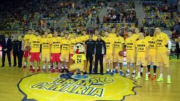 Los jugadores del Herbalife Gran Canaria y los del ICL Manresa lucen una camiseta de apoyo al jugador amarillo Kyle Kuric.