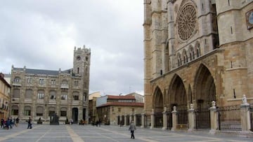 Plaza junto a la Catedral de León