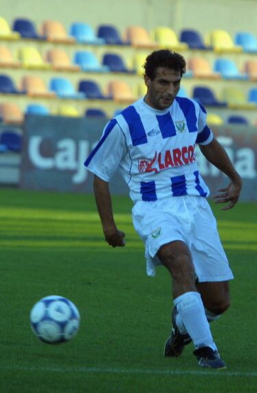 Con 300 partidos oficiales de blanquiazul a su espalda, este lateral derecho canterano es el tercer jugador que más veces ha vestido la zamarra pepinera en toda su historia. Fue uno de los héroes del ascenso a Segunda en 1993 y ha participado en capítulos legendarios como el asalto al Calderón de 2001 (0-2). Capitán durante muchas temporadas, verle defender y subir la banda era un espectáculo