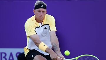 London (United Kingdom), 17/06/2024.- Spain'Äôs Alejandro Davidovich Fokina returns to Chile'Äôs Alejandro Tabilo during his first round match at Queens Club in London, Britain, 17 June 2024. (Tenis, España, Reino Unido, Londres) EFE/EPA/ANDY RAIN