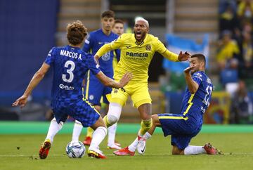 Capoue entre Kovacic y Marcos Alonso.