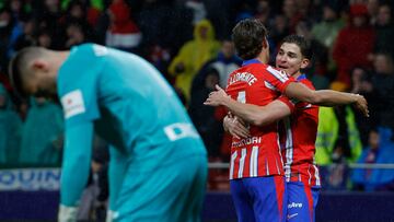 MADRID, 01/03/2025.- El delantero argentino del Atl¨¦tico Juli¨¢n ?lvarez (d) celebra tras anotar el primer gol de su equipo durante el partido de LaLiga de f¨²tbol que Atl¨¦tico de Madrid y Athletic Club disputan este s¨¢bado en el estadio Metropolitano. EFE/Chema Moya