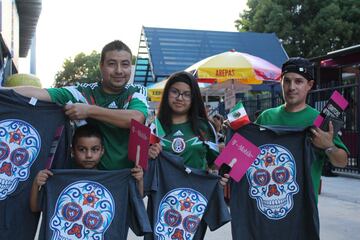 Aficionados con la camiseta especial de la noche de la herencia mexicana.