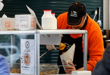 Este miércoles, 19 de marzo y día de San José, se celebrará el emocionante "Día de la Cremà" en las Fallas de Valencia, donde más de 700 monumentos que los artistas falleros han levantado por toda la ciudad arderán en un espectáculo impresionante. Marcando el broche de oro de la fiesta más emblemática de Valencia y una de las más multitudinarias de toda España. La noche se iluminará con fuegos artificiales.