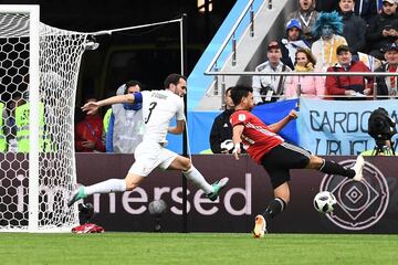 Mahmoud 'Trezeguet' Hassan y Diego Godín.