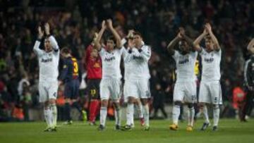 Los jugadores del Madrid piden ayuda a su afición.