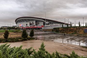 El aviso de la AEMET de alerta roja por previsión de lluvias torrenciales en Madrid obligó a suspender el encuentro entre el Atlético de Madrid y el Sevilla. Descubre en esta galería cómo se encuentra las inmediaciones del estadio.