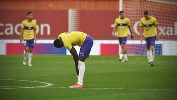 Sadiq y los jugadores del Almería lamentan el resultado contra el Mallorca.