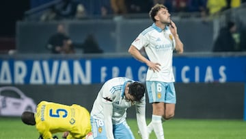 Keidi Bare y Radovanovic, durante el partido frente al Cádiz.