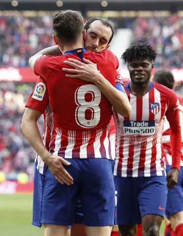 El jugador del Atlético de Madrid, Saúl, celebra el 2-0 al Getafe con su compañero Godín. 