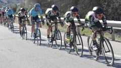 Los ciclistas del Kern Pharma tiran del pelot&oacute;n durante la Vuelta a Andaluc&iacute;a 2020.