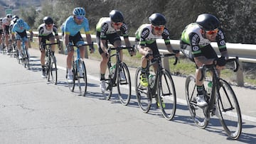 Los ciclistas del Kern Pharma tiran del pelot&oacute;n durante la Vuelta a Andaluc&iacute;a 2020.